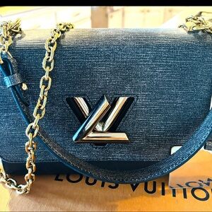 Louis Vuitton twist epi leather handbag mint condition